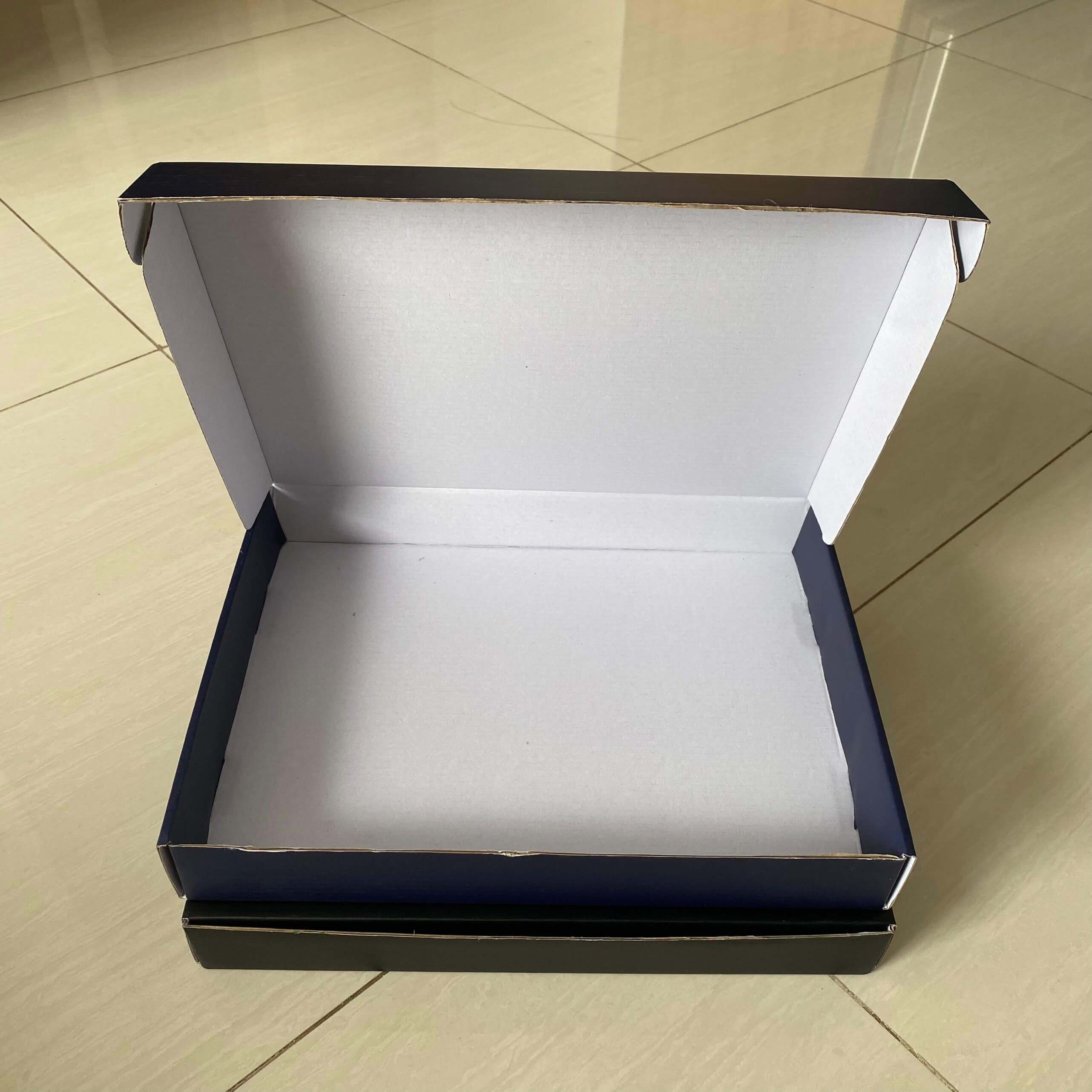 song boi mau dung giay ao quan 2