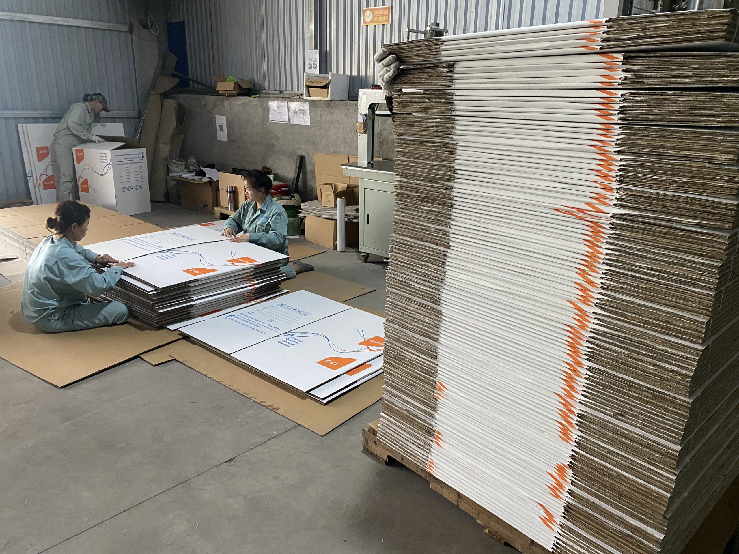 Hỉnh ảnh công nhân tại xưởng thùng carton ductuanpacking Hỉnh ảnh công nhân tại xưởng thùng carton ductuanpacking