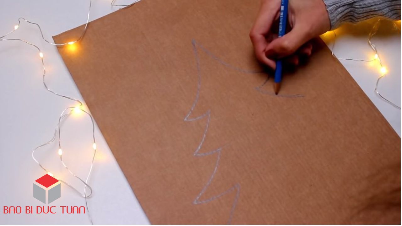 Cách làm cây thông Noel đẹp mê ly bằng bìa carton đơn giản dễ làm nhất 14 bia carton lam cay thong noel ong gia noel 4