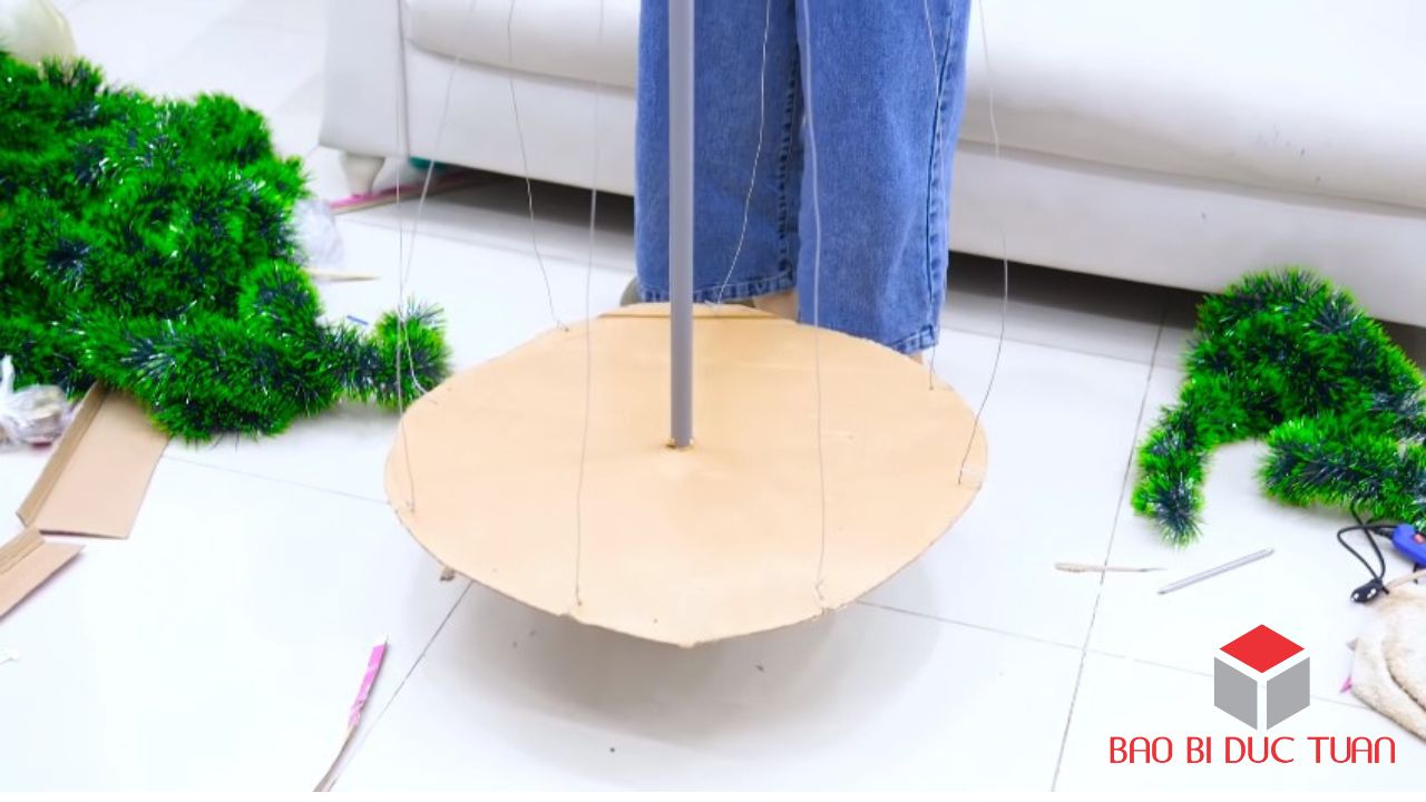 Cách làm cây thông Noel đẹp mê ly bằng bìa carton đơn giản dễ làm nhất 18 bia carton lam cay thong noel ong gia noel 6