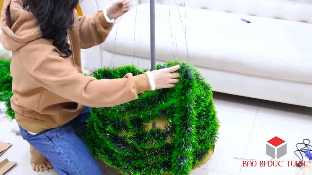 Cách làm cây thông Noel đẹp mê ly bằng bìa carton đơn giản dễ làm nhất 19 bia carton lam cay thong noel ong gia noel 7
