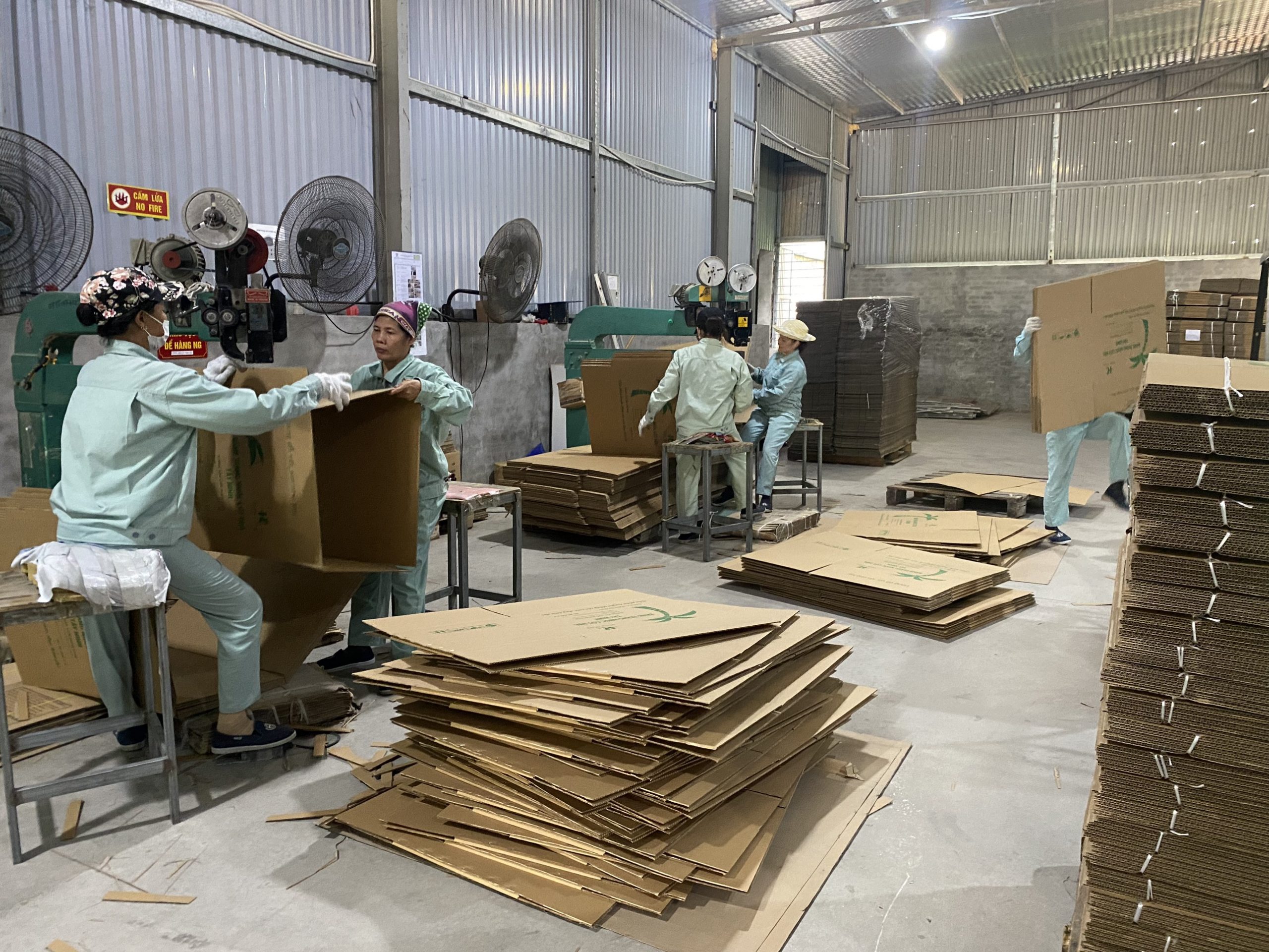 Xưởng sản xuất thùng carton tại Hà Nội Uy tín - Công ty sản xuất bìa carton 18 sx1 scaled
