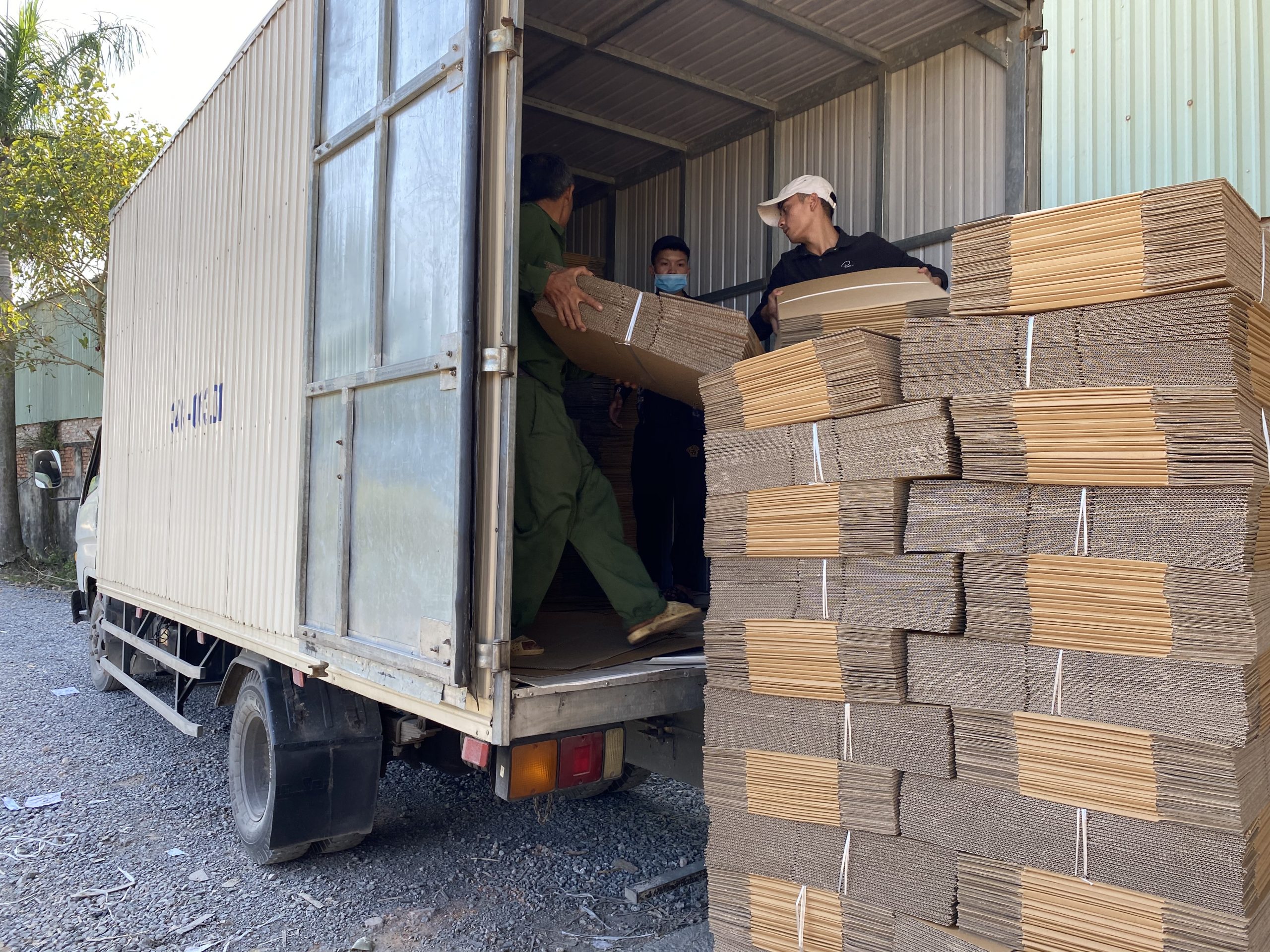 Xưởng đang giao bao bì carton 5 lớp cho khách hàng