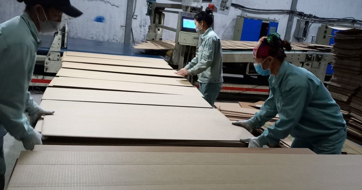 Công đoạn cắt xén giấy bìa carton