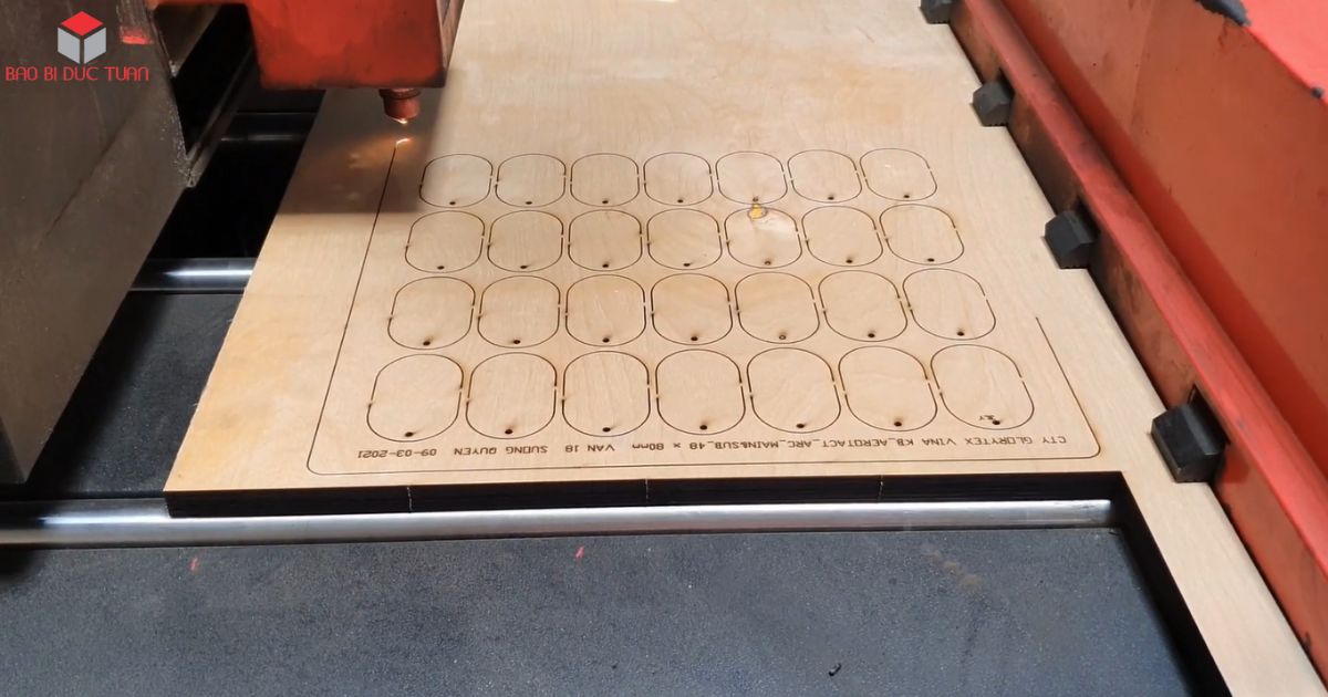 Khuôn bế là gì? Quy trình sản xuất khuôn bế thùng carton - Bao bì Đức Tuấn 12 Căt laser theo trục 3D xyz