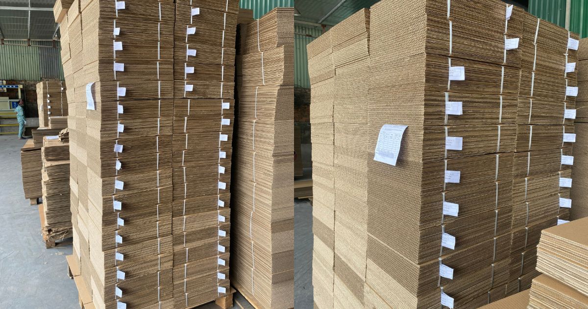 Kiểm tra chất lượng thùng carton trước khi giao hàng