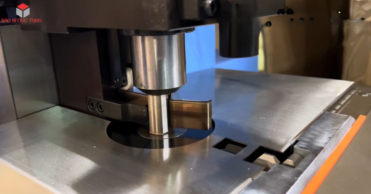 Khuôn bế là gì? Quy trình sản xuất khuôn bế thùng carton - Bao bì Đức Tuấn 13 Máy uốn dao bế tự động