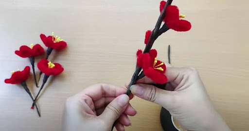 Ghép hoa đào vào cành thép nhỏ 