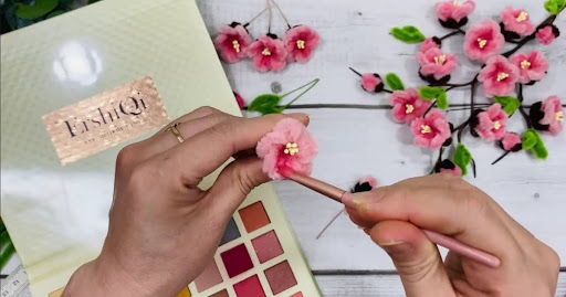 Có thể dùng phấn, sơn để tạo những bông hoa đào tự nhiên 