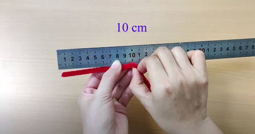 Cắt kẽm nhung thành những đoạn bằng nhau để làm hoa đào bằng kẽm nhung 