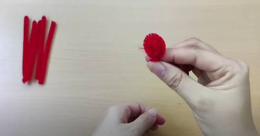 Tạo hình cho cho những cánh hoa đào làm bằng kẽm nhung