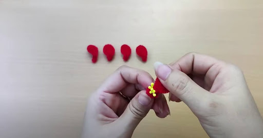 Kết hợp các cánh hoa đào để thành hình bông hoa