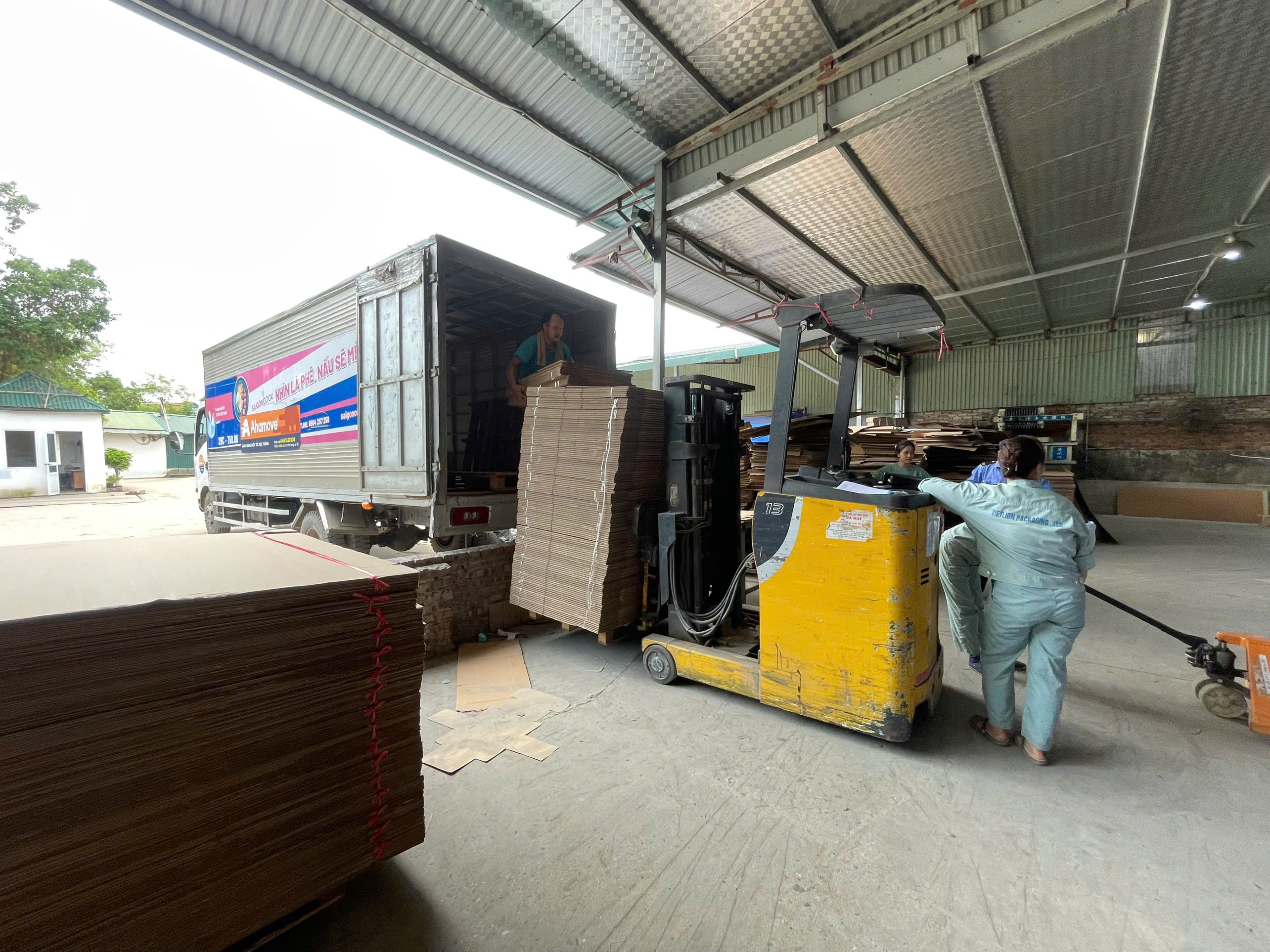Bốc xếp giấy thùng carton tại xưởng Bốc xếp giấy thùng carton tại xưởng